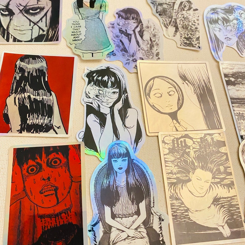 Może przedstawiać: Zbi&oacute;r naklejek z mangi grozy z czarno-białymi ilustracjami postaci o przerażających wyrażach twarzy. Naklejki są wydrukowane na papierze holograficznym i matowym i prezentują r&oacute;żne wzory, w tym kobietę z długimi czarnymi włosami, kobietę z czaszką na twarzy i kobietę z lustrem.