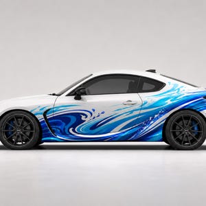 Könnte beinhalten: Ein weißer zweitüriger Sportwagen mit einer dynamischen blauen und hellblauen Wasserspritzer-Grafikfolierung an den Seitenwänden. Das Fahrzeug ist mit schwarzen Mehrspeichenfelgen, getönten Scheiben und einem Heckspoiler in Seitenansicht ausgestattet.