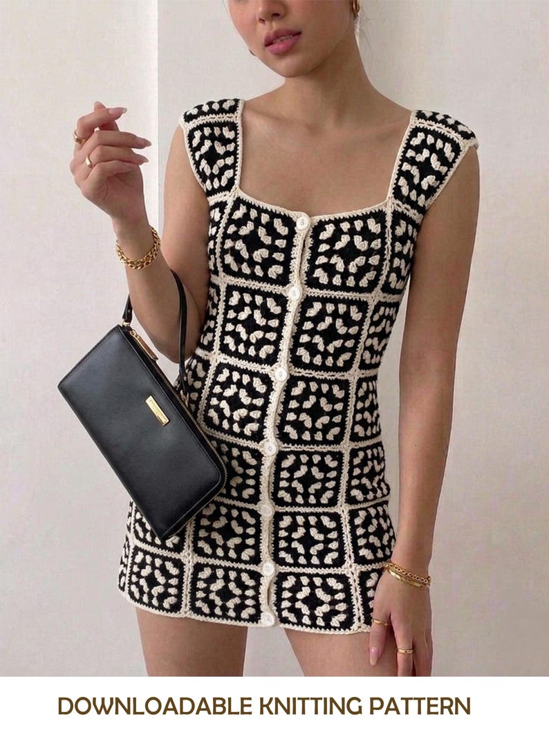 K&ouml;nnte beinhalten: Ein &auml;rmelloses Minikleid mit einem schwarz-wei&szlig;en H&auml;kelmuster aus Granny Squares, einem quadratischen Ausschnitt und einer vertikalen Reihe wei&szlig;er Kn&ouml;pfe auf der Vorderseite. Das Kleidungsst&uuml;ck wird von einer schwarzen, rechteckigen Handtasche mit goldenen Beschl&auml;gen erg&auml;nzt.