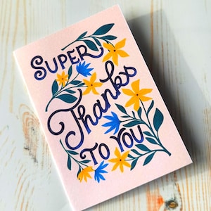 Super bedankt – handgeschreven bedankkaart met blauwe en gele bloemen