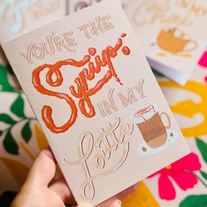 Karta Latte Love - napisy ręczne o tematyce kawy z ilustracją syropu
