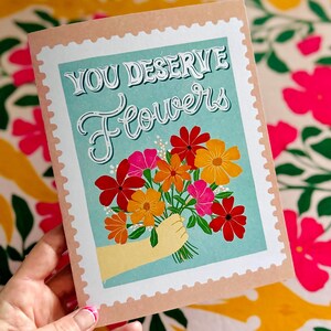 Toon je dankbaarheid met een handgemaakte bloemenwenskaart - perfect voor Moederdag, gezondheidswerkers en vrienden
