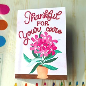 Letras desenhadas à mão e vaso de flores rosa - presente para enfermeiros, médicos e cuidadores