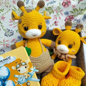 Set regalo per neonati fatto a mano all'uncinetto: giocattolo giraffa, sonaglio, scarpine e biglietto - regalo personalizzato per neonati