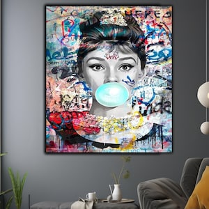 Puede incluir: Una pintura abstracta colorida con una mujer con una burbuja de chicle en la boca. El fondo es un collage de grafitis y arte urbano.