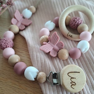 Schnullerkette personalisiert Namen Baby Mädchen Geschenk Geburt Taufe Blume pink Rosa altrosa Schmetterling Reh Hase Set Geschenkset Bild 1