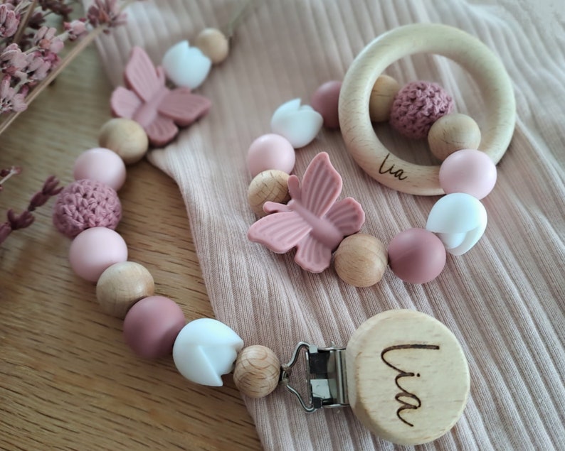 Schnullerkette personalisiert Namen Baby Mädchen Geschenk Geburt Taufe Blume pink Rosa altrosa Schmetterling Reh Hase Set Geschenkset Bild 1