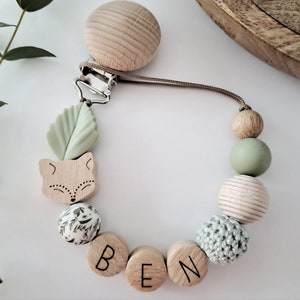 Schnullerkette personalisiert Namen Baby Jungen Mädchen Geschenk Geburt Taufe Geschenkset Set grün beige creme Natur Fuchs Blatt Wald Holz Bild 2