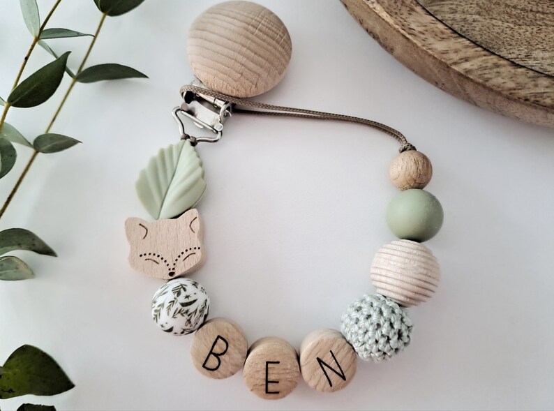 Schnullerkette personalisiert Namen Baby Jungen Mädchen Geschenk Geburt Taufe Geschenkset Set grün beige creme Natur Fuchs Blatt Wald Holz Bild 2