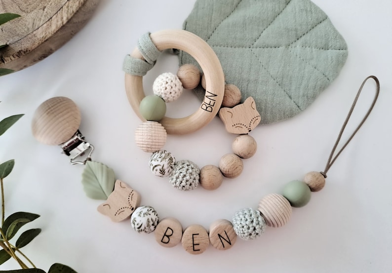 Schnullerkette personalisiert Namen Baby Jungen Mädchen Geschenk Geburt Taufe Geschenkset Set grün beige creme Natur Fuchs Blatt Wald Holz Bild 1