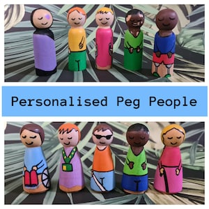 Könnte beinhalten: Ein Set aus acht personalisierten Holzfiguren, jede mit einzigartigen Merkmalen und Kleidung bemalt. Die Holzfiguren stehen auf einer grün-braunen gemusterten Oberfläche. Der Text "Personalised Peg People" ist in blauen Buchstaben auf hellblauem Hintergrund geschrieben.