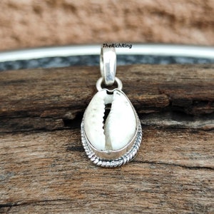 Silver Cowrie Shiva Eye Shell Pendant, Women&#39;s Shiva Eye Shell Pendant, Natural Shell Pendant, Silver Eye of Shiva Eye Cowrie Shell Pendant.