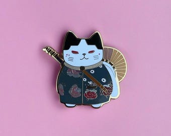 Épingle en émail chat samouraï yeux rouges : cadeau Kawaii Japon plaqué or