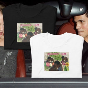 Può includere: Due magliette bianche con una stampa grafica di un gruppo di persone in un campo con il testo "Remarkable I Stop" sul davanti.