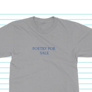 Può includere: Una maglietta grigia con la scritta "POETRY FOR SALE" stampata sul davanti in blu.