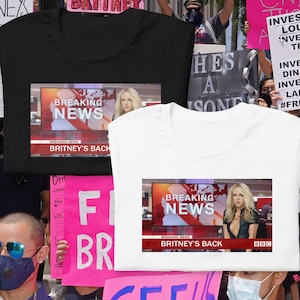 Può includere: Due t-shirt con una stampa grafica di un notiziario con il titolo "Breaking News: Britney's Back". Le t-shirt sono nera e bianca. L'immagine è stata scattata durante una protesta con persone che tengono cartelli che recitano "Free Britney" e "Investigate Lou M. Taylor".