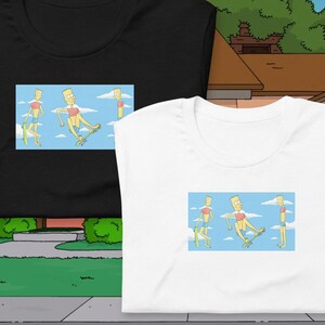 Può includere: Due t-shirt con una stampa grafica di un personaggio dei cartoni animati che fa skateboard tra le nuvole. La t-shirt a sinistra è nera e la t-shirt a destra è bianca.
