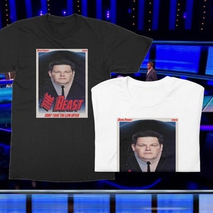 Può includere: Due t-shirt con un'immagine in bianco e nero di un uomo con il testo "The Beast Don't Take The Low Offer". L'uomo indossa un abito nero e una cravatta. Le t-shirt sono su uno sfondo blu con il numero 7.