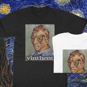 Può includere: Due t-shirt con un'immagine in bianco e nero di un uomo con un tatuaggio sul viso. L'immagine è su uno sfondo di notte stellata blu e gialla. Il testo "vinthent" è stampato sulla t-shirt nera.