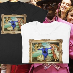 Può includere: Due t-shirt con una parodia del famoso dipinto rinascimentale "La nascita di Venere" con un uomo in abito blu e cappello a cilindro in piedi su una conchiglia. L'uomo indossa occhiali da sole e una corona. Le t-shirt sono nera e bianca.