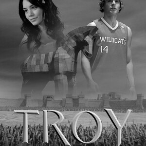 Peut inclure: Affiche en noir et blanc avec une photo de Vanessa Hudgens et Zac Efron. L'affiche est intitul&eacute;e "TROY" et contient le texte "We're all in this together".