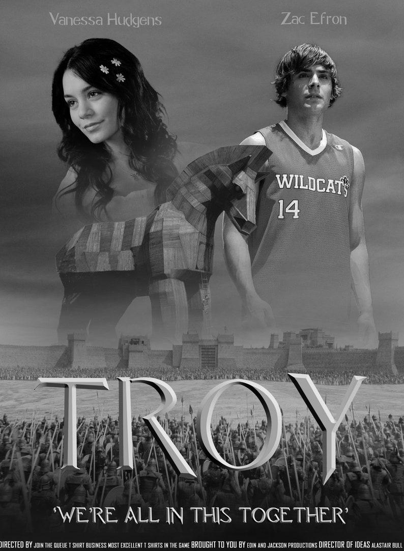 Peut inclure: Affiche en noir et blanc avec une photo de Vanessa Hudgens et Zac Efron. L'affiche est intitul&eacute;e "TROY" et contient le texte "We're all in this together".
