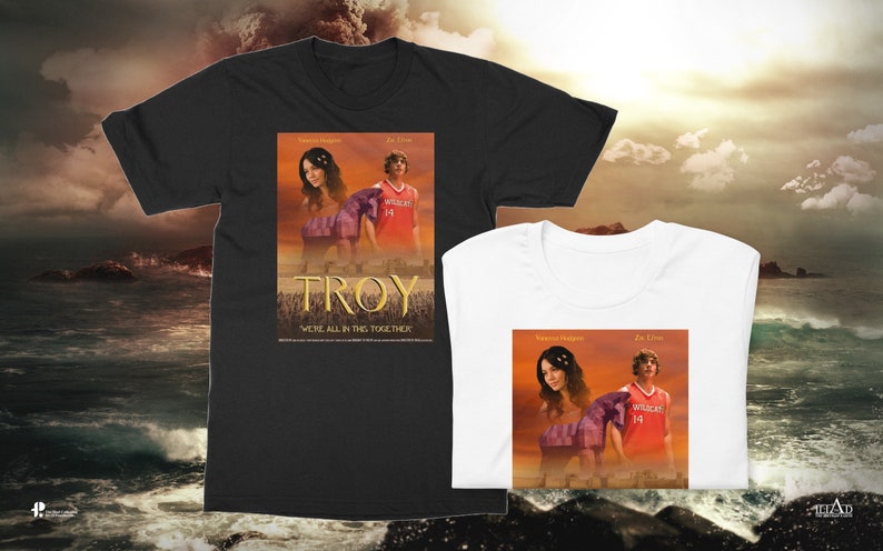 Peut inclure: Deux t-shirts noirs et blancs avec un design d'affiche de film repr&eacute;sentant un couple debout devant un coucher de soleil. L'affiche dit "Troy" et "We're all in this together".