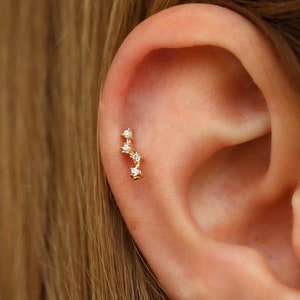 14K massief gouden multistone solitaire piercing - kraakbeenstekker - platte traguspiercing - sierlijke edelsteenoorbellen - cadeau voor haar