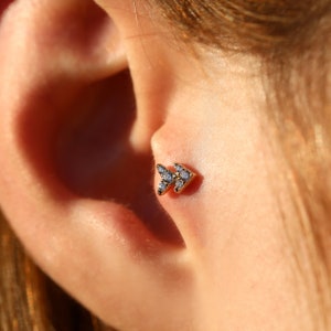 14K Solid Gold Double Arrow Piercing, Minimalist Tragus Piercing, Gold Stud Piercing, Stud Ear Piercing, Cartilage Piercing, Helix Piercing