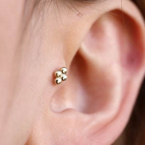 14K massief gouden clusterbalpiercing - echt gouden multi-balloorbel - traguspiercing - kraakbeenpiercing - helixpiercing - cadeau voor haar