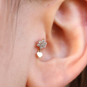 14K echt gouden bloem druppeloorbellen Targus - hart massief gouden oorstekers - Flower Helix piercings - kraakbeenpiercings - cadeau voor haar