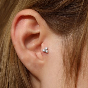 14K Solid Gold Trio Solitaire Piercing, Minimalist Tragus Piercing, Gold Stud Piercing,Stud Ear Piercing, Cartilage Piercing, Helix Piercing