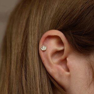 14K Solid Gold Shell Piercing, Minimalist Tragus Piercing, Gold Stud Piercing, Stud Ear Piercing, Cartilage Piercing, Helix Piercing