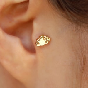 14K massief gouden Tiny Cloud Piercing - Echt gouden oorbellen met platte achterkant - sierlijke traguspiercing - minimalistische kraakbeenoorbellen - cadeau voor vrouwen