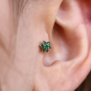 14K echt gouden traguspiercing met groene bloem - sierlijke gouden helixpiercings - kraakbeenoorbellen bloem - traguspiercings - cadeau voor vrouwen