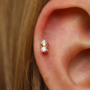 Piercing double solitaire en or massif 14 carats, piercing tragus minimaliste, clou d'oreille en or, piercing oreille, piercing cartilage, piercing hélice