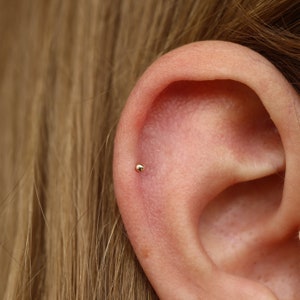 14K massief gouden kleine balletjespiercing - 14K echt gouden minimalistische piercing - sierlijke tragusoorbel - gouden helixpiercing - cadeau voor vrouwen