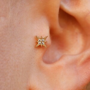 14K massief gouden Starbust-piercing - echt gouden hemelse steroorbel - kraakbeenpiercing - Helixpiercing - traguspiercing - cadeau voor haar