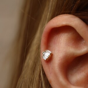 Piercing triple baguette en or massif 14 carats, piercing tragus minimaliste, clou d'oreille en or, piercing cartilage, piercing hélice