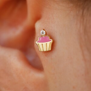 14 kt gouden schattige tragusoorbellen cupcake - massief gouden schattige oorstekers - roze helixpiercings - kleine kraakbeenoorbellen - cadeaus voor vrouwen