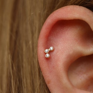 14K massief gouden trio solitaire piercing - echt gouden edelsteenoorbel - kraakbeenpiercing - traguspiercing - helixpiercing - cadeau voor vrouwen