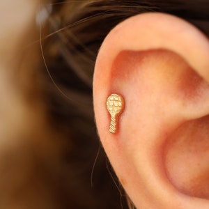 14 kt echt gouden tenniskraakbeenoorbellen - schattige tennisracketpiercings - kleine oorknopjes - gouden helixpiercings - cadeaus voor vrouwen