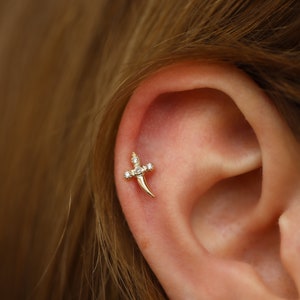 14K echt gouden zwaardoorbellen - kraakbeenpiercings van zirkoon - zwaardschelppiercings - kleine oorknopjes - helixpiercings - cadeau voor vrouwen