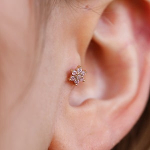 14K massief gouden bloempiercing - bloempiercing met zirkoon - traguspiercing - kraakbeenpiercing - helixpiercing - Valentijnsdagcadeau