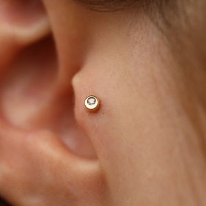 Petit piercing solitaire en or massif 14 carats, piercing tragus minimaliste, clou d'oreille en or, piercing d'oreille, piercing du cartilage, piercing hélice