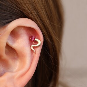 14K massief gouden slang baguette piercing, minimalistische tragus piercing, gouden stud piercing, stud oor piercing, kraakbeen piercing, helix piercing