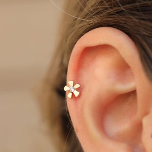 14K massief gouden bloempiercing - echte gouden kleine bloemenoorbel - oorbel met platte achterkant - kraakbeenoorbel - traguspiercing - cadeau voor vrouwen