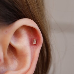 Piercing petite baguette en or massif 14 carats, piercing tragus minimaliste, clou d'oreille en or, piercing d'oreille, piercing du cartilage, piercing hélice