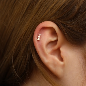Piercing triple étoile en or massif 14 carats - Boucle d'oreille grimpeur étoile en or véritable - Clou hélicoïdal en or délicat - Piercing tragus minimaliste - Cadeaux pour femme