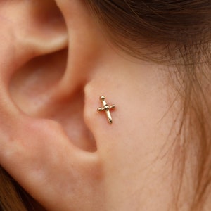 Piercing épée en or massif 14 carats - Boucles d'oreilles Tragus épée en or véritable - Petit piercing en or - Boucles d'oreilles cartilage minimalistes - Cadeau pour mère